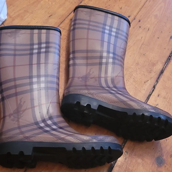 Burberry Boots - Picture 2 of 5
